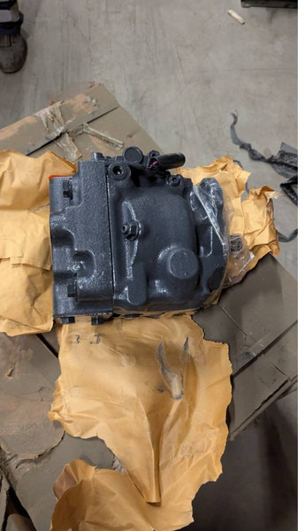 Komatsu WA380-6 or WA430-6 hydraulic pump 708-1W-41570 - Hydraulica voor Bouwmachine: afbeelding 2 Komatsu WA380-6 or WA430-6 hydraulic pump 708-1W-41570 - Hydraulica voor Bouwmachine: afbeelding 2