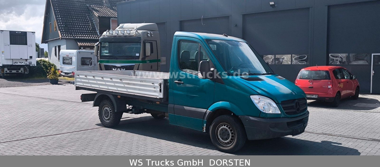Mercedes-Benz Sprinter II Pritsche215 CDI - Bestelwagen open laadbak: afbeelding 2 Mercedes-Benz Sprinter II Pritsche215 CDI - Bestelwagen open laadbak: afbeelding 2