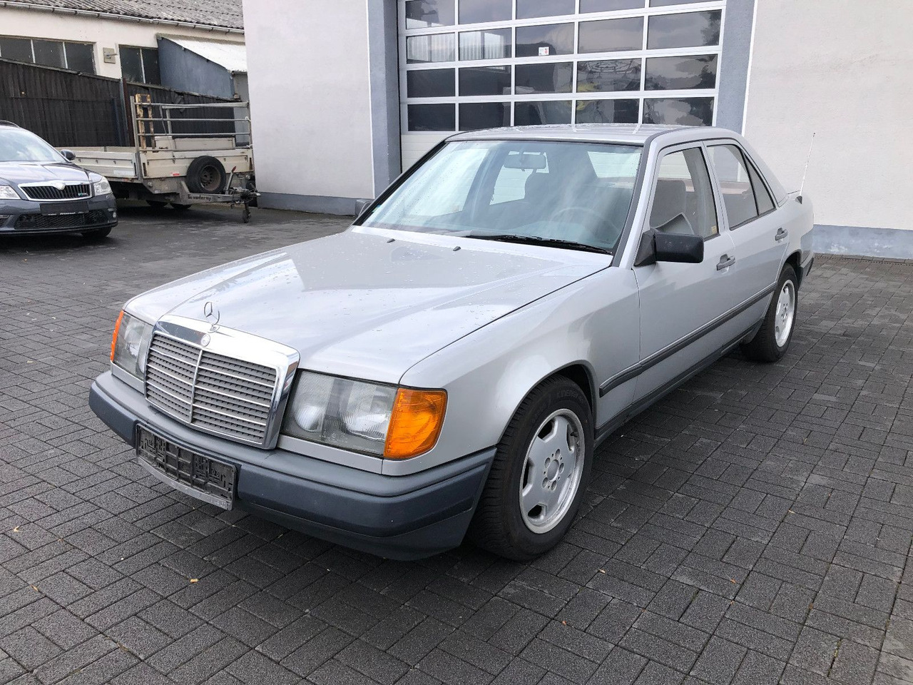 Mercedes-Benz W124 E 260 - Sedan: afbeelding 1 Mercedes-Benz W124 E 260 - Sedan: afbeelding 1
