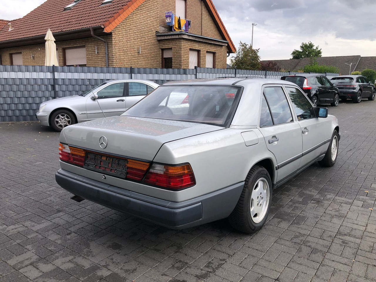 Mercedes-Benz W124 E 260 - Sedan: afbeelding 2 Mercedes-Benz W124 E 260 - Sedan: afbeelding 2