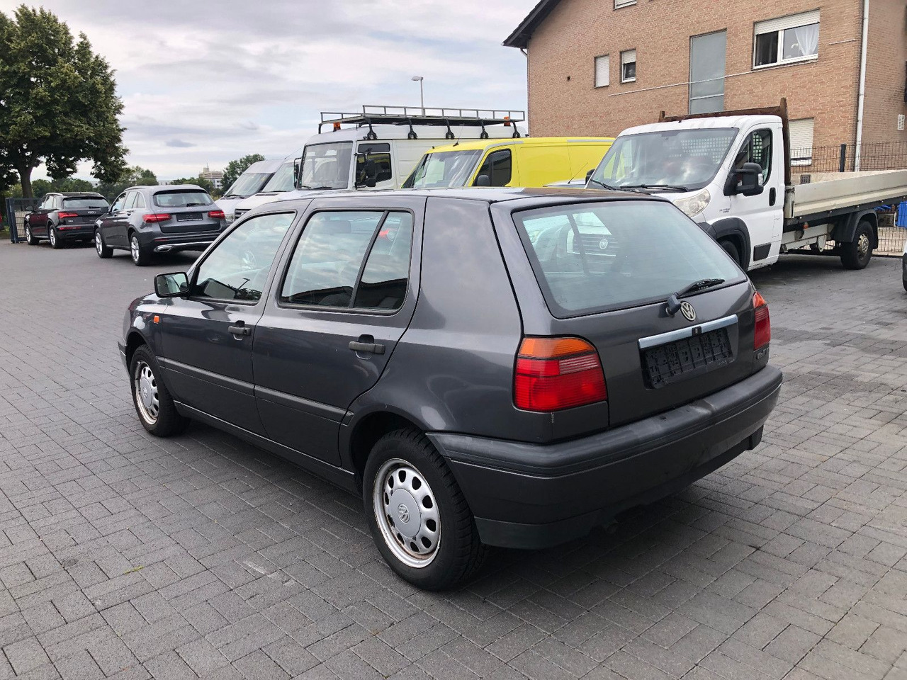 Volkswagen Golf 1.8 GL Klima - Sedan: afbeelding 4 Volkswagen Golf 1.8 GL Klima - Sedan: afbeelding 4