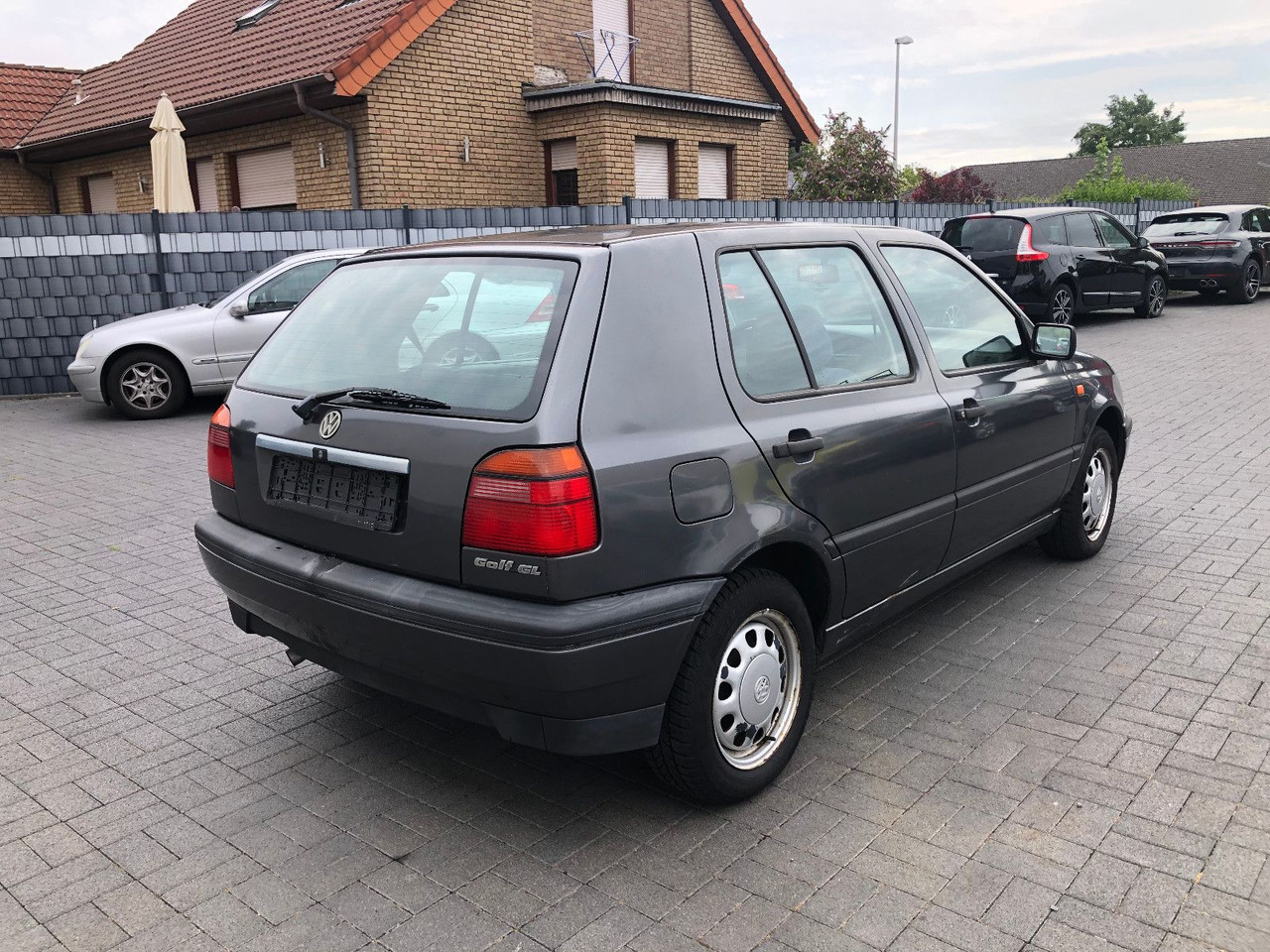 Volkswagen Golf 1.8 GL Klima - Sedan: afbeelding 2 Volkswagen Golf 1.8 GL Klima - Sedan: afbeelding 2