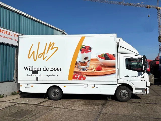 Mercedes-Benz Atego 816 L 4x2 ORIGINAL DUTCH COOLER TRUCK WITH CARRIER XARIOS 600D/E (MANUAL GEARBOX / AIRCONDITIONING / 2.000 KG. TAILLIFT) - Koelwagen vrachtwagen: afbeelding 4 Mercedes-Benz Atego 816 L 4x2 ORIGINAL DUTCH COOLER TRUCK WITH CARRIER XARIOS 600D/E (MANUAL GEARBOX / AIRCONDITIONING / 2.000 KG. TAILLIFT) - Koelwagen vrachtwagen: afbeelding 4