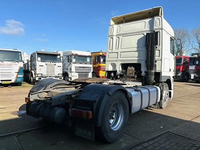 DAF 95.380 XF SPACECAB (EURO 2 / ZF16 MANUAL GEARBOX / D.E.B. ENGINE BRAKE / AIRCONDITIONING) - Trekker: afbeelding 3 DAF 95.380 XF SPACECAB (EURO 2 / ZF16 MANUAL GEARBOX / D.E.B. ENGINE BRAKE / AIRCONDITIONING) - Trekker: afbeelding 3