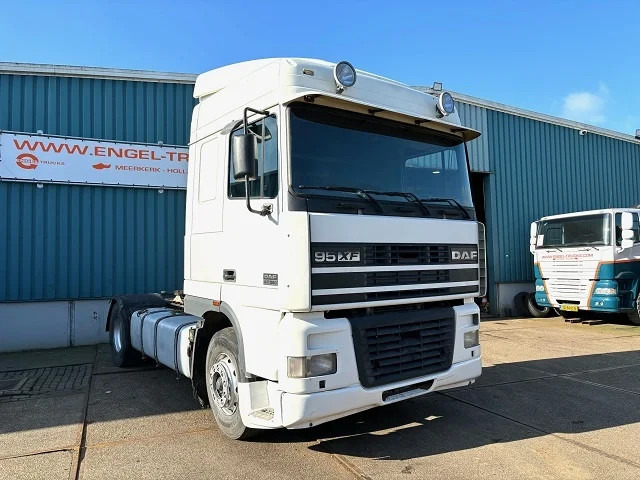 DAF 95.380 XF SPACECAB (EURO 2 / ZF16 MANUAL GEARBOX / D.E.B. ENGINE BRAKE / AIRCONDITIONING) - Trekker: afbeelding 2 DAF 95.380 XF SPACECAB (EURO 2 / ZF16 MANUAL GEARBOX / D.E.B. ENGINE BRAKE / AIRCONDITIONING) - Trekker: afbeelding 2