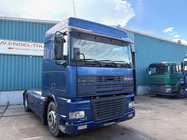DAF 95.380 XF SPACECAB (EURO 2 / ZF16 MANUAL GEARBOX / HYDRAULIC KIT / P.T.O. / SIDE SKIRTS / AIRCONDITIONING) - Trekker: afbeelding 2 DAF 95.380 XF SPACECAB (EURO 2 / ZF16 MANUAL GEARBOX / HYDRAULIC KIT / P.T.O. / SIDE SKIRTS / AIRCONDITIONING) - Trekker: afbeelding 2