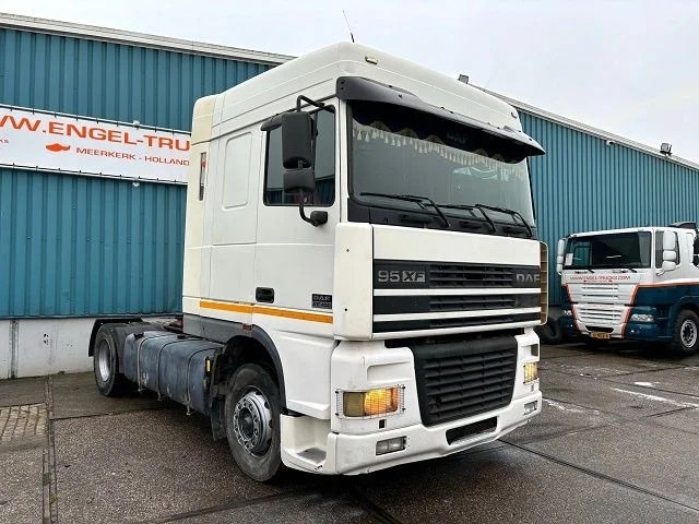 DAF 95.430 XF SPACECAB (EURO 3 / ZF16 MANUAL GEARBOX / ZF-INTARDER / AIRCONDITIONING / 870 LITER DIESELTANK) - Trekker: afbeelding 2 DAF 95.430 XF SPACECAB (EURO 3 / ZF16 MANUAL GEARBOX / ZF-INTARDER / AIRCONDITIONING / 870 LITER DIESELTANK) - Trekker: afbeelding 2