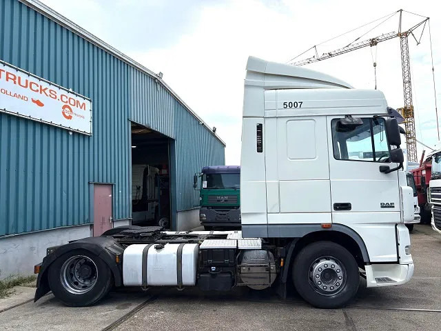DAF XF 105.460 SPACECAB (4 IDENTICAL UNITS AVAILBLE) (ZF16 MANUAL GEARBOX / MX-BRAKE / 870+430 LITER TANK / FRIDGE / AIRCONDITIONING - Trekker: afbeelding 4 DAF XF 105.460 SPACECAB (4 IDENTICAL UNITS AVAILBLE) (ZF16 MANUAL GEARBOX / MX-BRAKE / 870+430 LITER TANK / FRIDGE / AIRCONDITIONING - Trekker: afbeelding 4