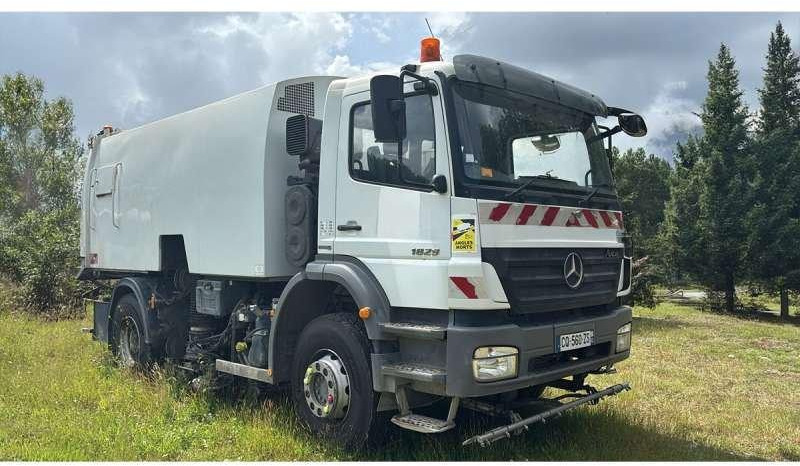 Mercedes AXOR 1829 - Veegwagen: afbeelding 1 Mercedes AXOR 1829 - Veegwagen: afbeelding 1