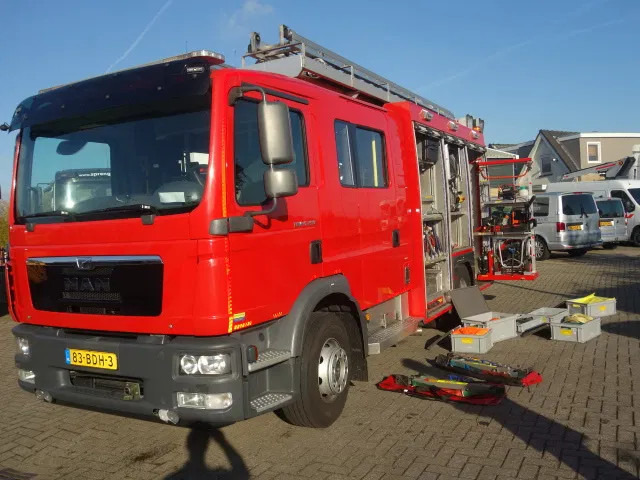 MAN TGM 15.250 FIRE TRUCK,2000 LITER TANK, FOAM TANK, AIRCO,WITH EQUIPMENT - Brandweerwagen: afbeelding 1 MAN TGM 15.250 FIRE TRUCK,2000 LITER TANK, FOAM TANK, AIRCO,WITH EQUIPMENT - Brandweerwagen: afbeelding 1