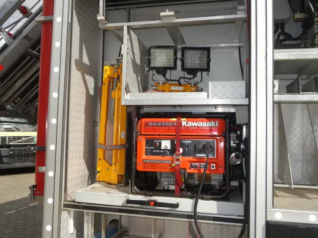 Mercedes-Benz Actros 1831 4X4 ZIEGLER BOMBEROS POMP,2500 L TANK - Brandweerwagen: afbeelding 5 Mercedes-Benz Actros 1831 4X4 ZIEGLER BOMBEROS POMP,2500 L TANK - Brandweerwagen: afbeelding 5