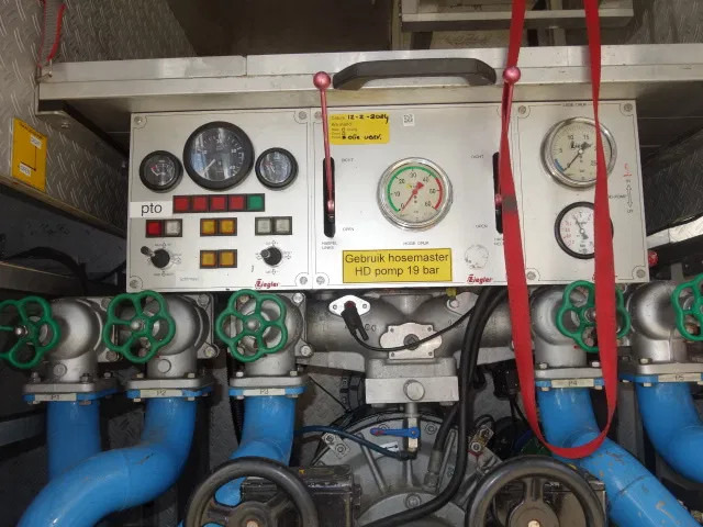 Mercedes-Benz Actros 1831 4X4 ZIEGLER BOMBEROS POMP,2500 L TANK - Brandweerwagen: afbeelding 4 Mercedes-Benz Actros 1831 4X4 ZIEGLER BOMBEROS POMP,2500 L TANK - Brandweerwagen: afbeelding 4