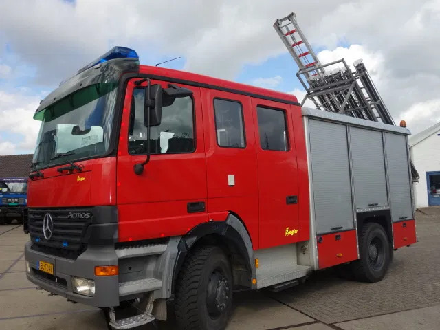 Mercedes-Benz Actros 1831 4X4 ZIEGLER BOMBEROS POMP,2500 L TANK - Brandweerwagen: afbeelding 3 Mercedes-Benz Actros 1831 4X4 ZIEGLER BOMBEROS POMP,2500 L TANK - Brandweerwagen: afbeelding 3