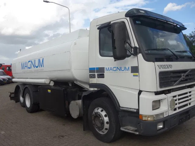 Volvo FM 250 STEELSPRINGS 18000LITERTANK MANUALE FUEL PUMP - Tankwagen: afbeelding 1 Volvo FM 250 STEELSPRINGS 18000LITERTANK MANUALE FUEL PUMP - Tankwagen: afbeelding 1