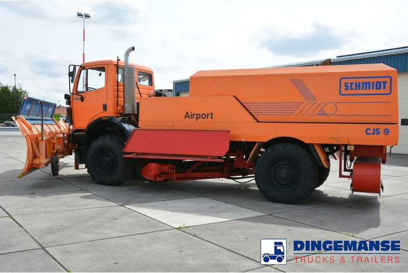 Mercedes-Benz SK 2031 4x4x4 Schmidt CJS9 airport sweeper snow plough - Sneeuwruimer: afbeelding 2 Mercedes-Benz SK 2031 4x4x4 Schmidt CJS9 airport sweeper snow plough - Sneeuwruimer: afbeelding 2