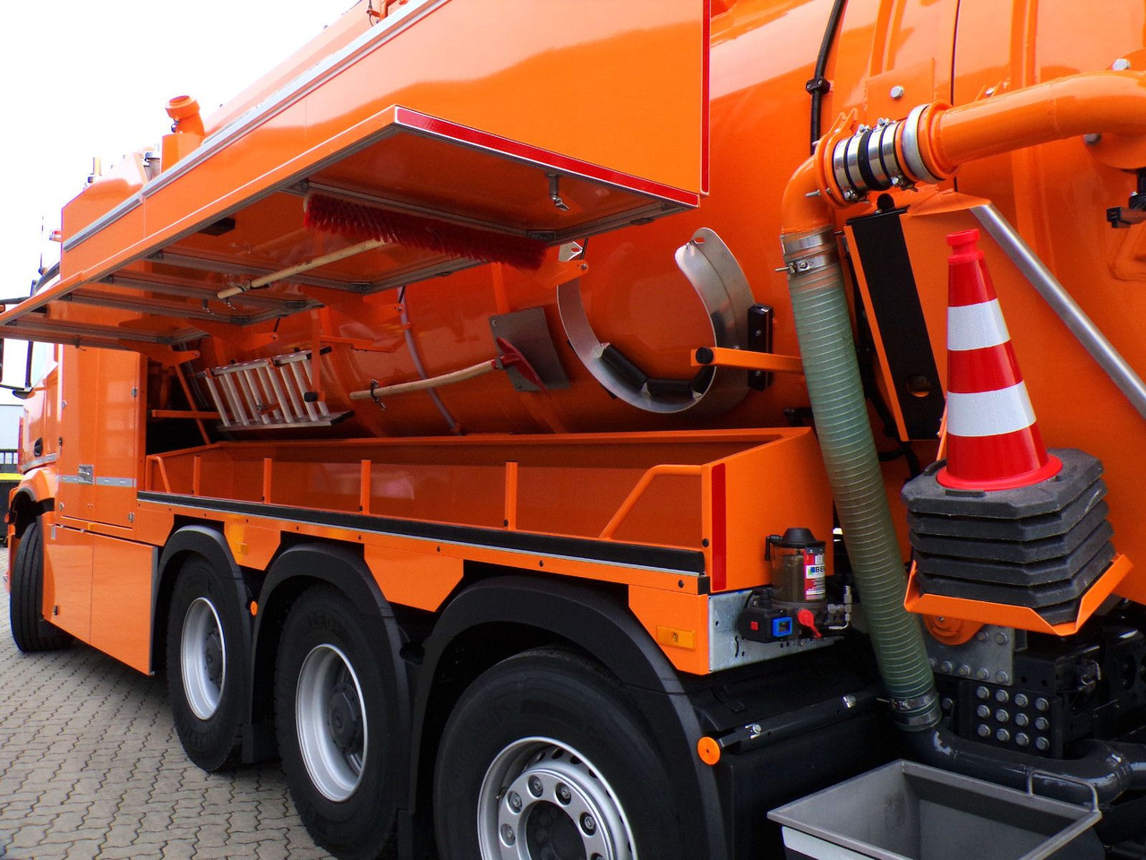 Mercedes-Benz Arocs 3551 8x4 Müller 16mCanalmaster F160EWA WRG - Vacuümwagen: afbeelding 5 Mercedes-Benz Arocs 3551 8x4 Müller 16mCanalmaster F160EWA WRG - Vacuümwagen: afbeelding 5