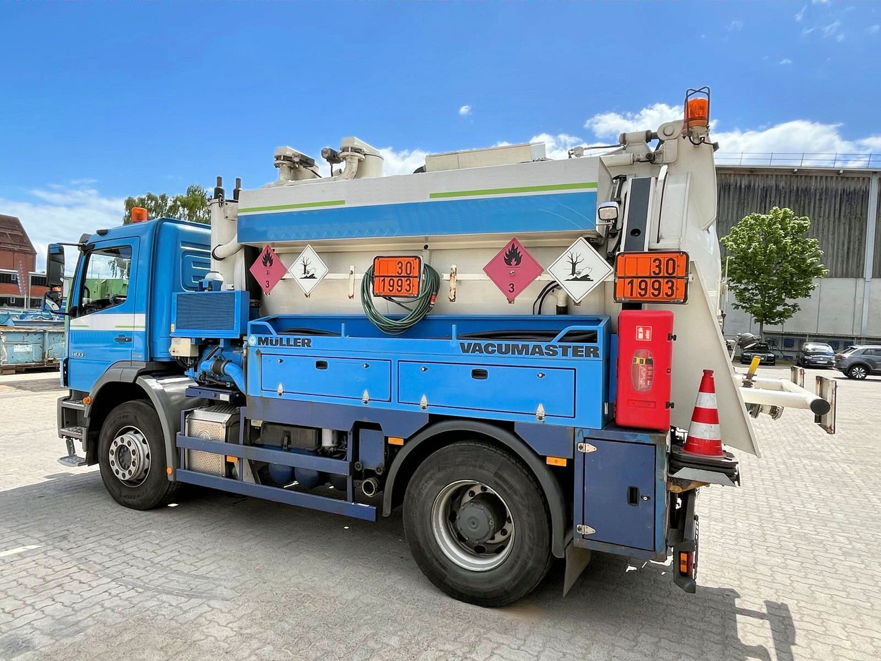 Mercedes-Benz Axor 1833 Müller 9,5m³ Saug u.Druck+HD-Spül +ADR - Vacuümwagen: afbeelding 2 Mercedes-Benz Axor 1833 Müller 9,5m³ Saug u.Druck+HD-Spül +ADR - Vacuümwagen: afbeelding 2