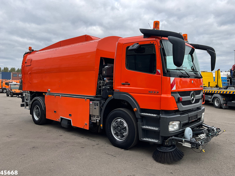 Mercedes-Benz Axor 1833 4x4 Schörling SORF Schienenreinigungs/Railway sweeper Just 38.680 Km! - Veegwagen: afbeelding 5 Mercedes-Benz Axor 1833 4x4 Schörling SORF Schienenreinigungs/Railway sweeper Just 38.680 Km! - Veegwagen: afbeelding 5