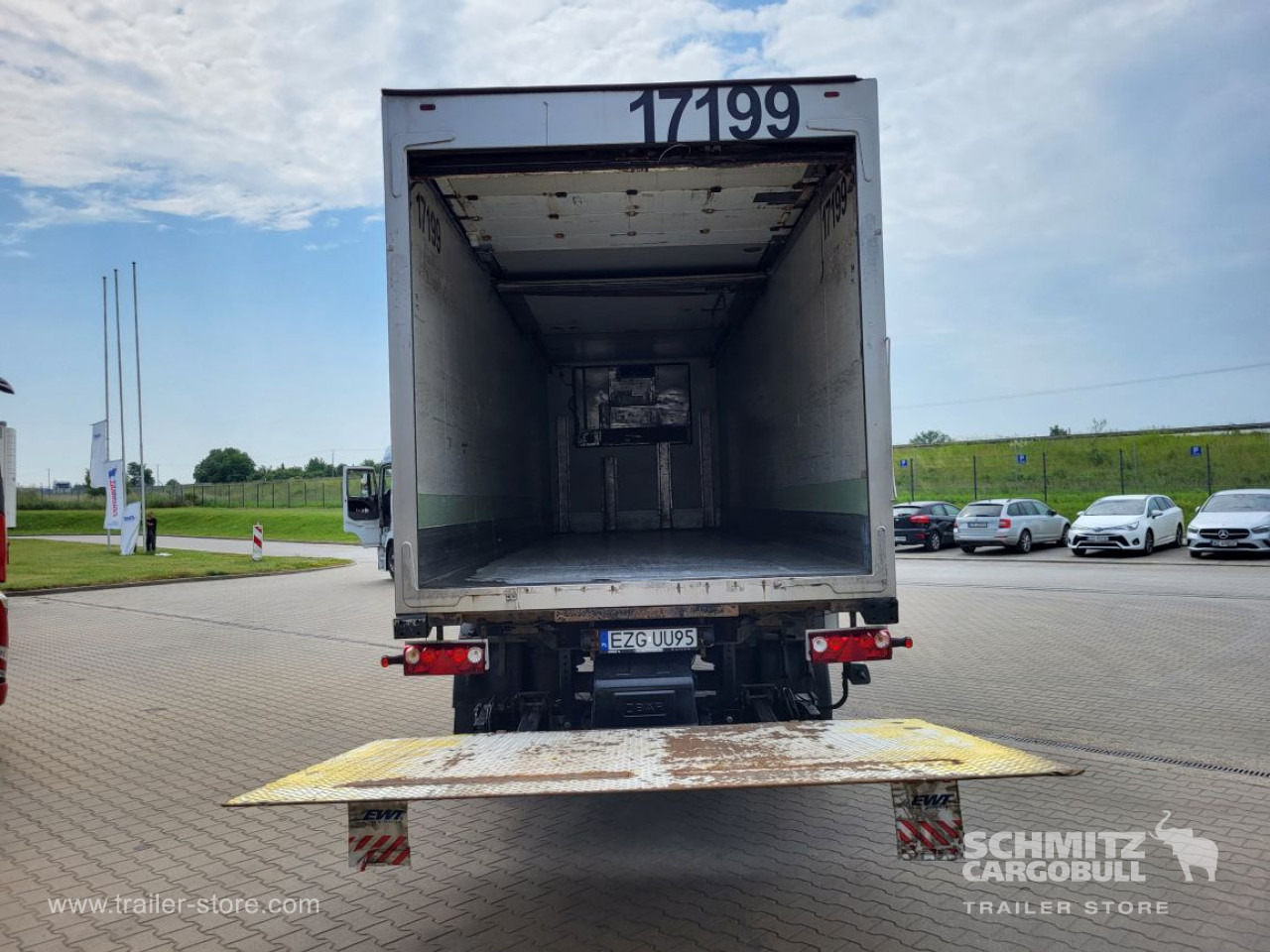 SCHMITZ Insulated/refrigerated box Taillift - Koelwagen oplegger: afbeelding 2 SCHMITZ Insulated/refrigerated box Taillift - Koelwagen oplegger: afbeelding 2