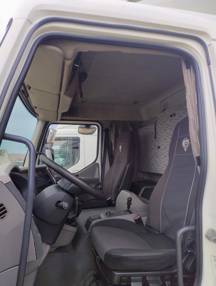 DAF LF 250 / Curtainsider 18 EPAL / sleeping cab - Schuifzeilen vrachtwagen: afbeelding 4 DAF LF 250 / Curtainsider 18 EPAL / sleeping cab - Schuifzeilen vrachtwagen: afbeelding 4
