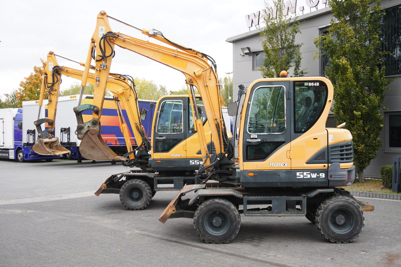 Hyundai Robex 55W-9 Wheeled Excavator 5.5t / 2pcs - Minigraafmachine: afbeelding 1 Hyundai Robex 55W-9 Wheeled Excavator 5.5t / 2pcs - Minigraafmachine: afbeelding 1
