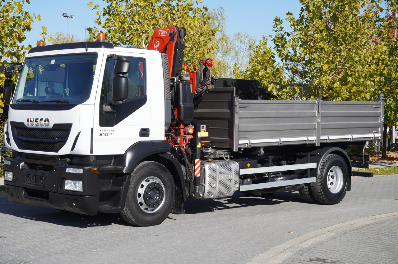 IVECO Stralis 310 E6 / NEW 3-sided tipper / Fassi F135 crane with remote control - Vrachtwagen met open laadbak, Kraanwagen: afbeelding 3 IVECO Stralis 310 E6 / NEW 3-sided tipper / Fassi F135 crane with remote control - Vrachtwagen met open laadbak, Kraanwagen: afbeelding 3