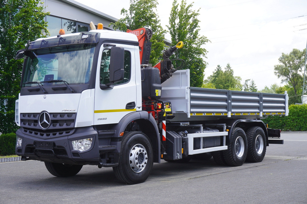 MERCEDES-BENZ AROCS 2633 6x4 / 5.5 T crane FASSI F135 / Tipper 15 EPAL - Kraanwagen: afbeelding 2 MERCEDES-BENZ AROCS 2633 6x4 / 5.5 T crane FASSI F135 / Tipper 15 EPAL - Kraanwagen: afbeelding 2