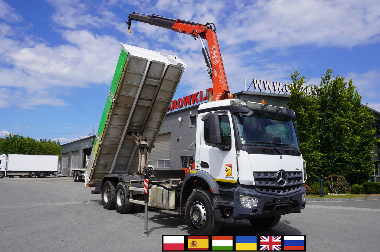 MERCEDES-BENZ AROCS 2633 6x4 / 5.5 T crane FASSI F135 / Tipper 15 EPAL - Kipper vrachtwagen, Kraanwagen: afbeelding 1 MERCEDES-BENZ AROCS 2633 6x4 / 5.5 T crane FASSI F135 / Tipper 15 EPAL - Kipper vrachtwagen, Kraanwagen: afbeelding 1