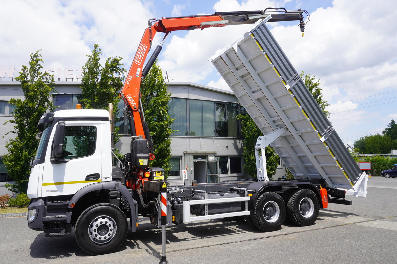 MERCEDES-BENZ AROCS 2633 6x4 / 5.5 T crane FASSI F135 / Tipper 15 EPAL - Kraanwagen: afbeelding 5 MERCEDES-BENZ AROCS 2633 6x4 / 5.5 T crane FASSI F135 / Tipper 15 EPAL - Kraanwagen: afbeelding 5