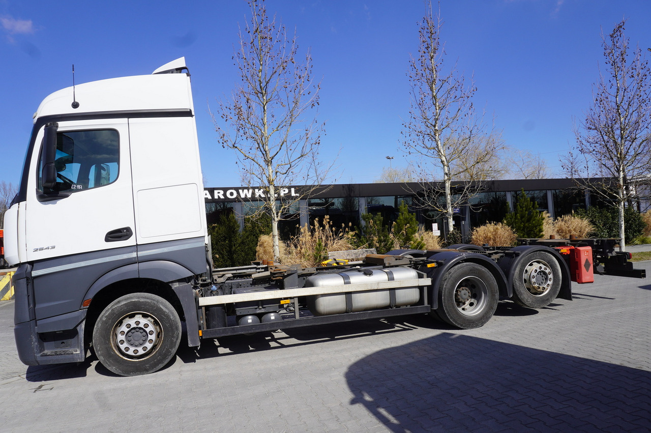 MERCEDES-BENZ Actros 2543 / BDF / Retarder / sleeping cabin - Containertransporter/ Wissellaadbak vrachtwagen: afbeelding 2 MERCEDES-BENZ Actros 2543 / BDF / Retarder / sleeping cabin - Containertransporter/ Wissellaadbak vrachtwagen: afbeelding 2