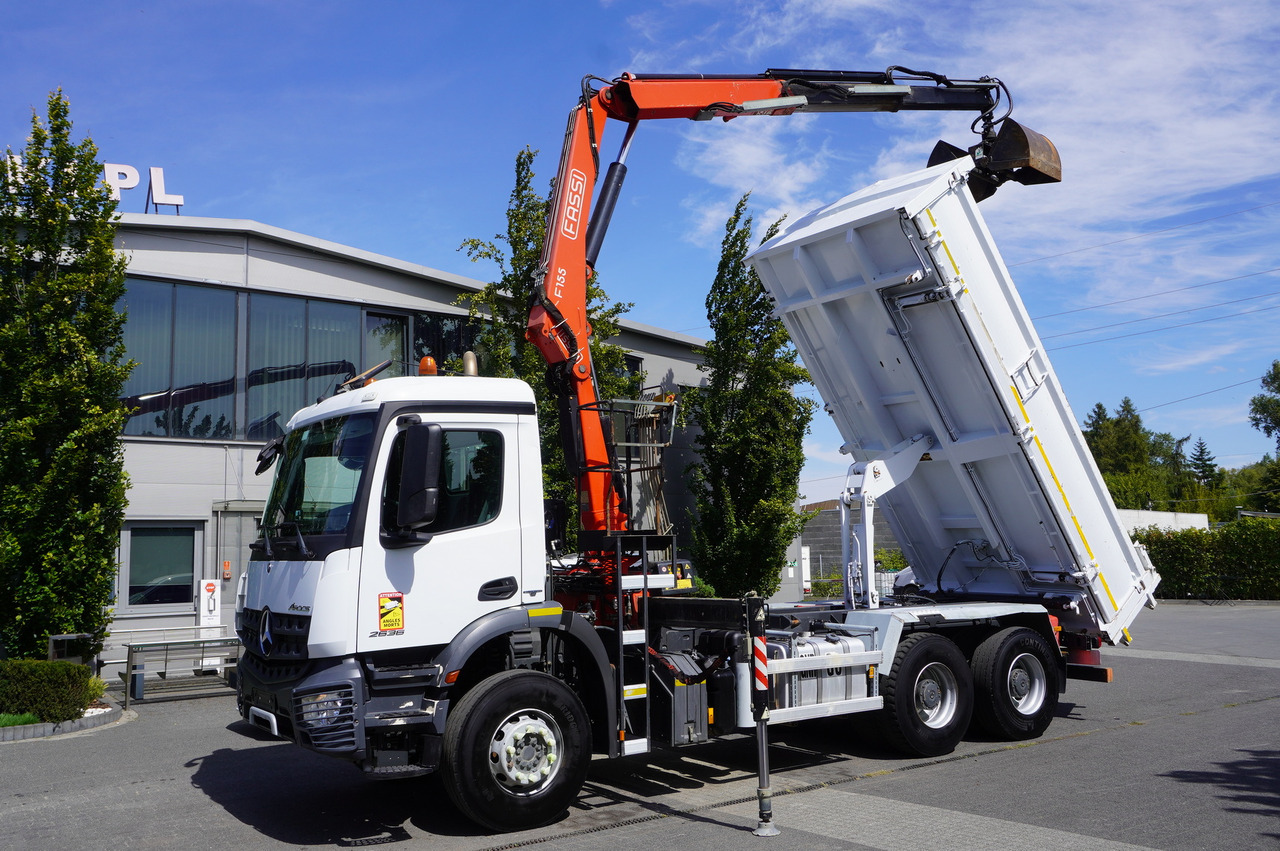 MERCEDES-BENZ Arocs 2636 / 6x4 / HDS Fassi / 3-Way Tipper / Bortmatic - Kraanwagen: afbeelding 1 MERCEDES-BENZ Arocs 2636 / 6x4 / HDS Fassi / 3-Way Tipper / Bortmatic - Kraanwagen: afbeelding 1