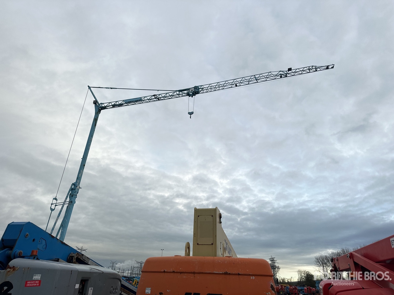 POTAIN IGO32 Tri/A Mobile self-erecting tower crane / 4400 MTH! - Torenkraan: afbeelding 4 POTAIN IGO32 Tri/A Mobile self-erecting tower crane / 4400 MTH! - Torenkraan: afbeelding 4