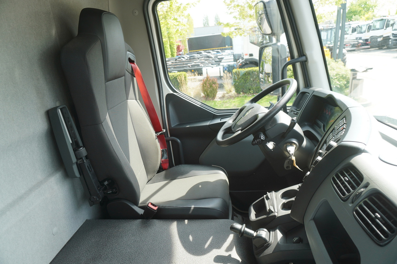 Koelwagen vrachtwagen voor het vervoer van vlees RENAULT D13 / 90 tho km !!! / Meat hook refrigerator / Thermoking T800R / 2 units: afbeelding 27 Koelwagen vrachtwagen voor het vervoer van vlees RENAULT D13 / 90 tho km !!! / Meat hook refrigerator / Thermoking T800R / 2 units: afbeelding 27