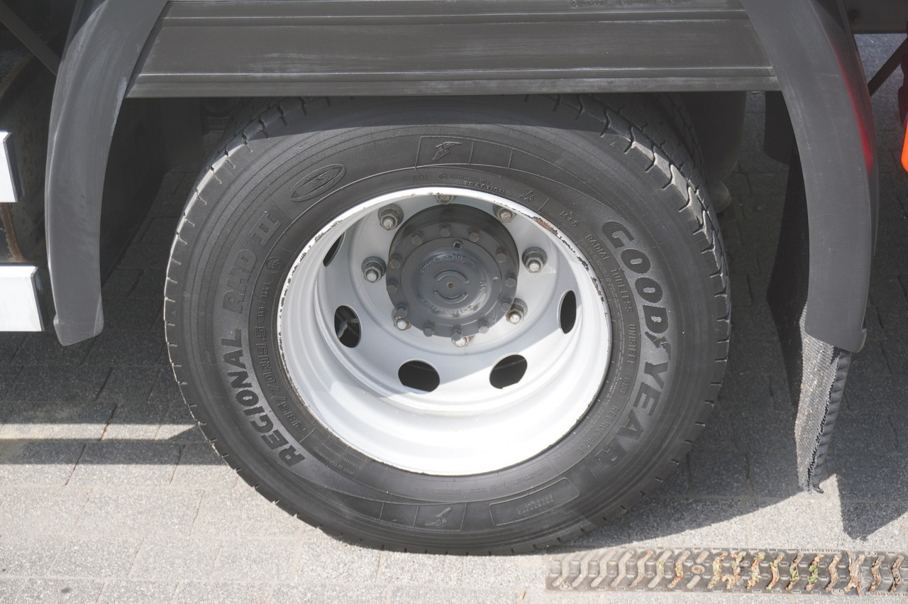 Koelwagen vrachtwagen voor het vervoer van vlees RENAULT D13 / 90 tho km !!! / Meat hook refrigerator / Thermoking T800R / 2 units: afbeelding 17 Koelwagen vrachtwagen voor het vervoer van vlees RENAULT D13 / 90 tho km !!! / Meat hook refrigerator / Thermoking T800R / 2 units: afbeelding 17