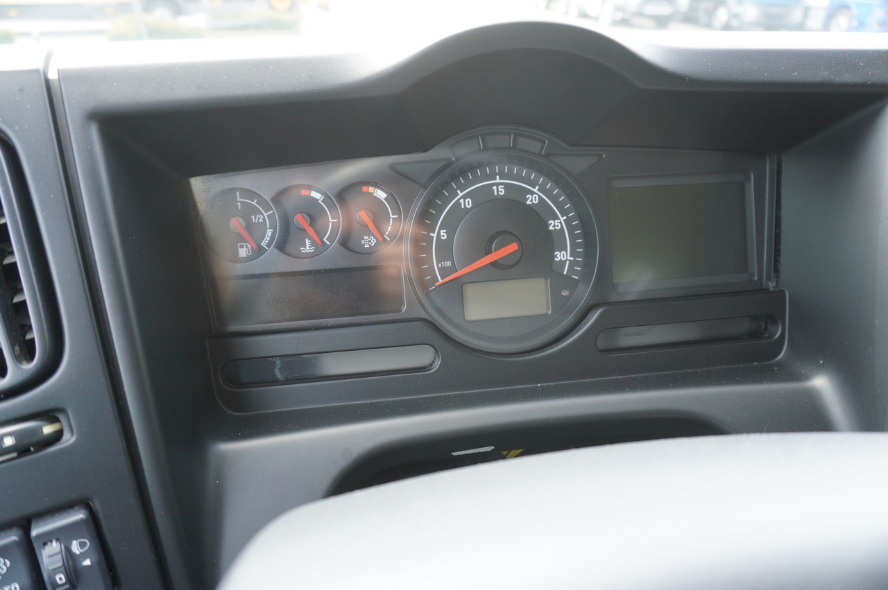 Koelwagen vrachtwagen voor het vervoer van vlees RENAULT D13 / 90 tho km !!! / Meat hook refrigerator / Thermoking T800R / 2 units: afbeelding 24 Koelwagen vrachtwagen voor het vervoer van vlees RENAULT D13 / 90 tho km !!! / Meat hook refrigerator / Thermoking T800R / 2 units: afbeelding 24