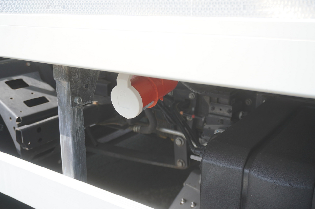 Koelwagen vrachtwagen voor het vervoer van vlees RENAULT D13 / 90 tho km !!! / Meat hook refrigerator / Thermoking T800R / 2 units: afbeelding 11 Koelwagen vrachtwagen voor het vervoer van vlees RENAULT D13 / 90 tho km !!! / Meat hook refrigerator / Thermoking T800R / 2 units: afbeelding 11