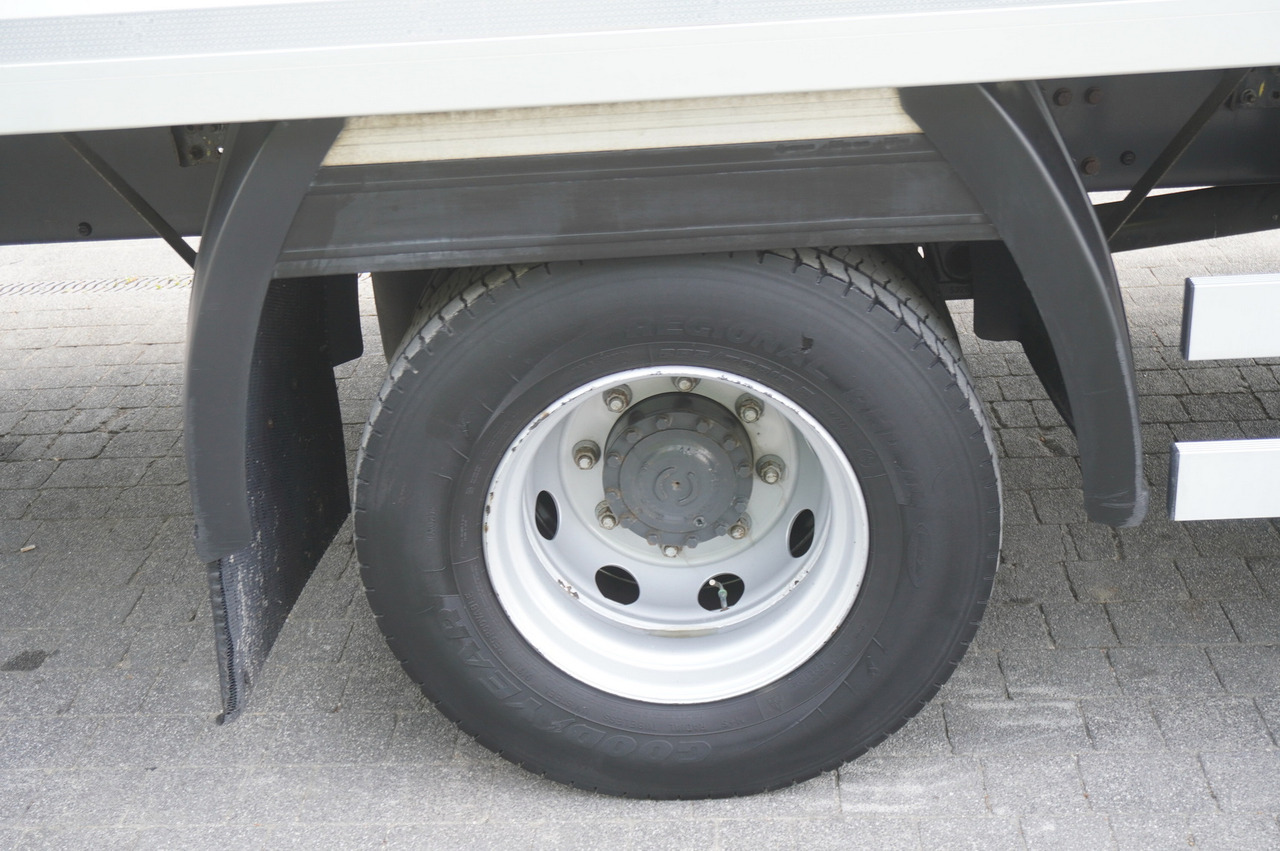 Koelwagen vrachtwagen voor het vervoer van vlees RENAULT D13 / 90 tho km !!! / Meat hook refrigerator / Thermoking T800R / 2 units: afbeelding 18 Koelwagen vrachtwagen voor het vervoer van vlees RENAULT D13 / 90 tho km !!! / Meat hook refrigerator / Thermoking T800R / 2 units: afbeelding 18