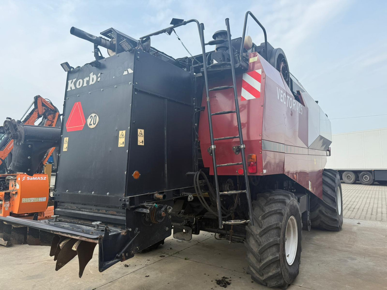 ROSTSELMASH VECTOR 425 RSM-101 grain harvester + Header 5 m + rapeseed harvesting extension / 2300 MTH - Maaidorser: afbeelding 3 ROSTSELMASH VECTOR 425 RSM-101 grain harvester + Header 5 m + rapeseed harvesting extension / 2300 MTH - Maaidorser: afbeelding 3