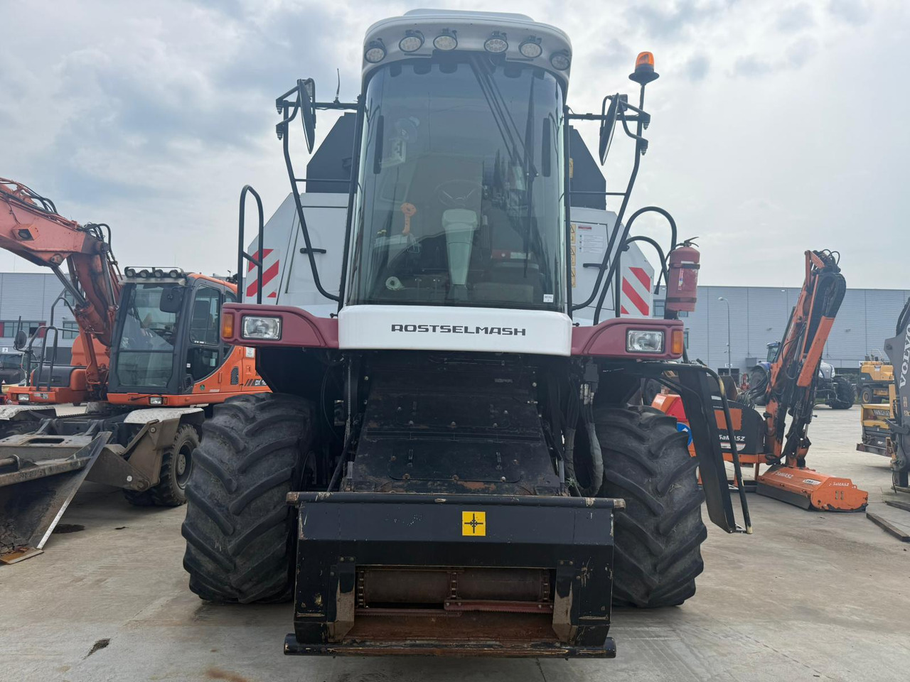 ROSTSELMASH VECTOR 425 RSM-101 grain harvester + Header 5 m + rapeseed harvesting extension / 2300 MTH - Maaidorser: afbeelding 5 ROSTSELMASH VECTOR 425 RSM-101 grain harvester + Header 5 m + rapeseed harvesting extension / 2300 MTH - Maaidorser: afbeelding 5