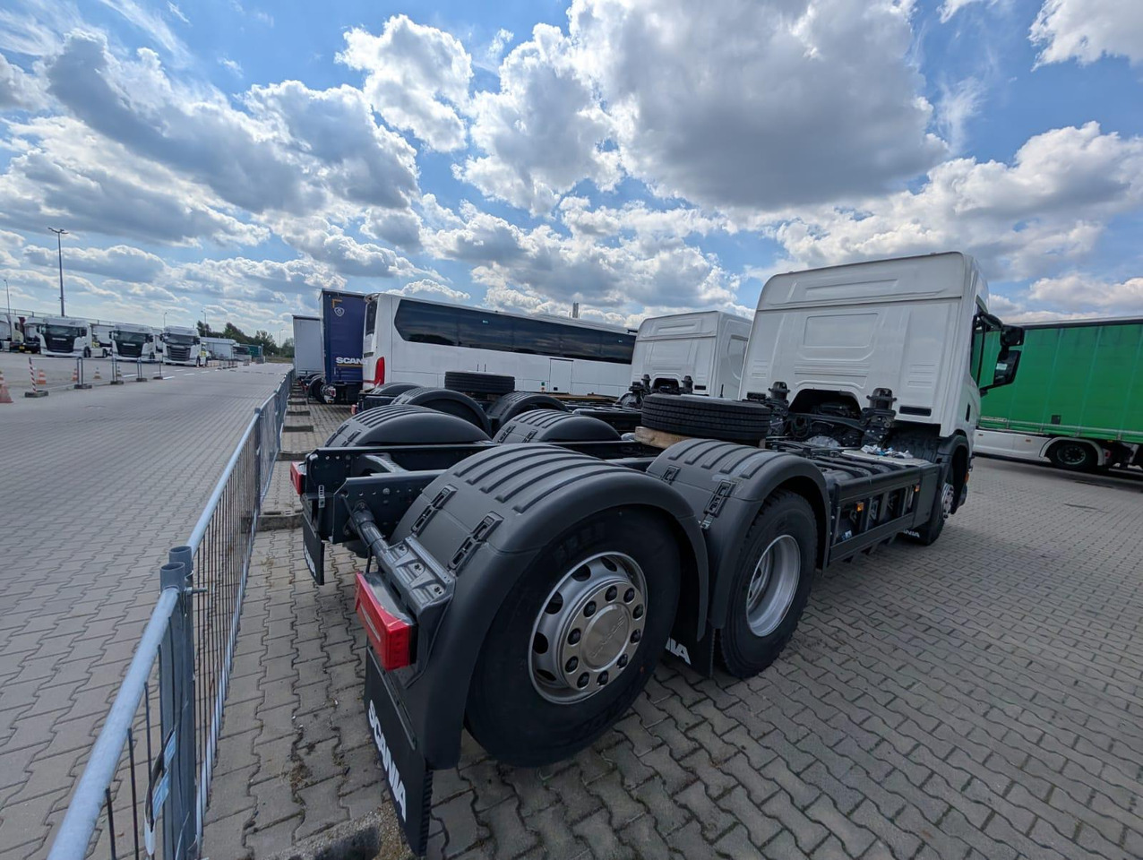 SCANIA P 340 B6x2*4NA / chassis frame / steering axle / CNG / large cab / 8 units - Chassis vrachtwagen: afbeelding 4 SCANIA P 340 B6x2*4NA / chassis frame / steering axle / CNG / large cab / 8 units - Chassis vrachtwagen: afbeelding 4