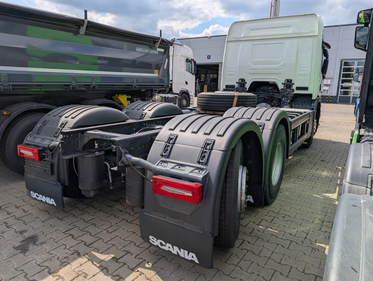 SCANIA P 340 B6x2*4NA / chassis frame / steering axle / CNG / large cab / 8 units - Chassis vrachtwagen: afbeelding 3 SCANIA P 340 B6x2*4NA / chassis frame / steering axle / CNG / large cab / 8 units - Chassis vrachtwagen: afbeelding 3