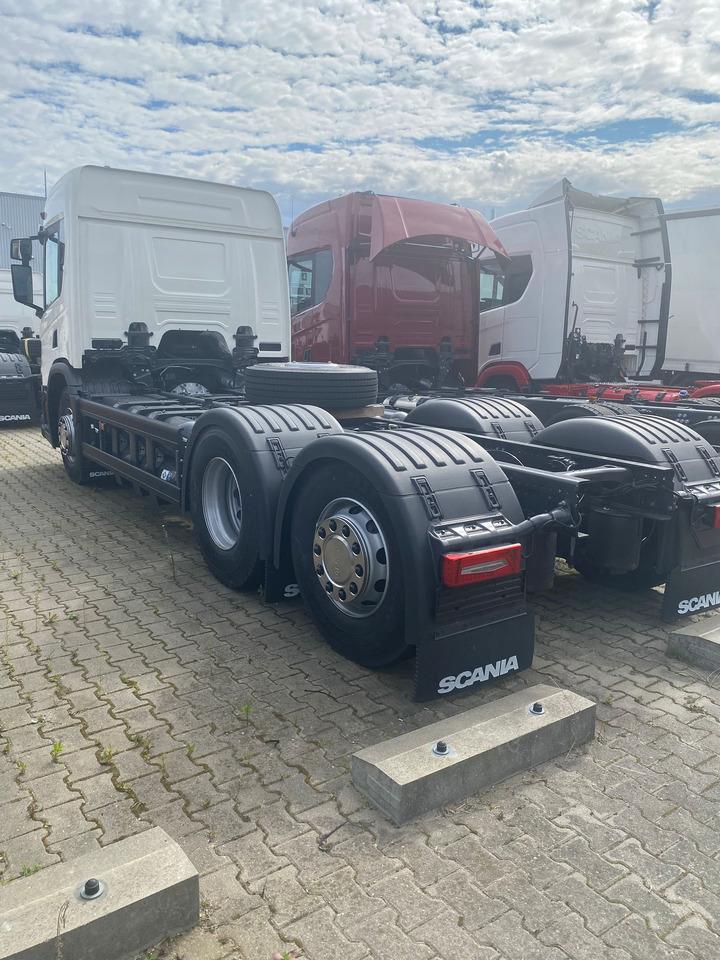 SCANIA P 340 B6x2*4NA / chassis frame / steering axle / CNG / large cab / 8 units - Chassis vrachtwagen: afbeelding 3 SCANIA P 340 B6x2*4NA / chassis frame / steering axle / CNG / large cab / 8 units - Chassis vrachtwagen: afbeelding 3