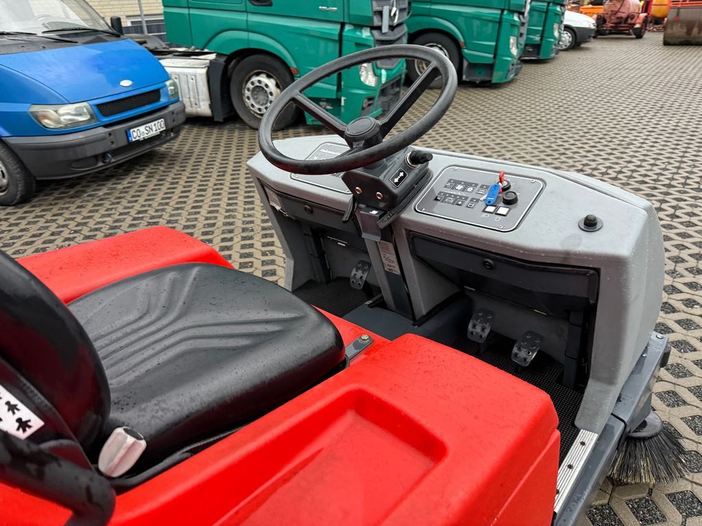 Hakomatic B1100 Kehr- Nass- Scheuersaugmaschine - Industriële veegmachine: afbeelding 5 Hakomatic B1100 Kehr- Nass- Scheuersaugmaschine - Industriële veegmachine: afbeelding 5