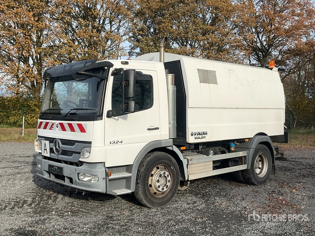 2013 Mercedes-Benz 1324 4x2 Sweeper Truck - Veegwagen: afbeelding 1 2013 Mercedes-Benz 1324 4x2 Sweeper Truck - Veegwagen: afbeelding 1