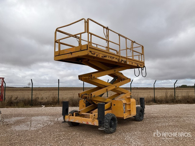 2007 Haulotte H12SXL 4x4 Diesel Scissor Lift - Schaarlift: afbeelding 2 2007 Haulotte H12SXL 4x4 Diesel Scissor Lift - Schaarlift: afbeelding 2