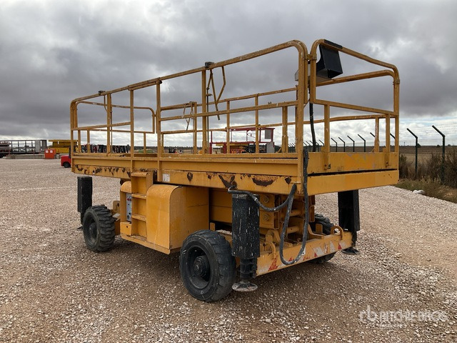 2007 Haulotte H12SXL 4x4 Diesel Scissor Lift - Schaarlift: afbeelding 3 2007 Haulotte H12SXL 4x4 Diesel Scissor Lift - Schaarlift: afbeelding 3