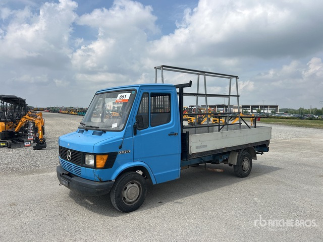 1980 Mercedes-Benz 207D Flatbed Truck - Vrachtwagen met open laadbak: afbeelding 1 1980 Mercedes-Benz 207D Flatbed Truck - Vrachtwagen met open laadbak: afbeelding 1