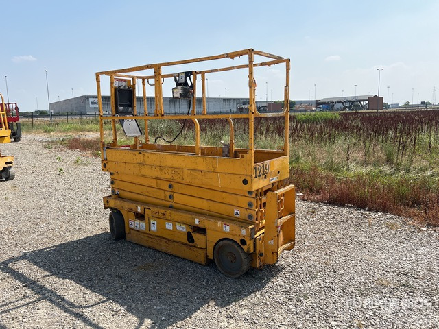 2006 Haulotte Compact 10N Electric (Inoperable) Scissor Lift - Schaarlift: afbeelding 4 2006 Haulotte Compact 10N Electric (Inoperable) Scissor Lift - Schaarlift: afbeelding 4