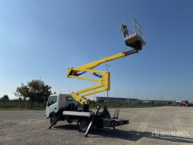 2011 Renault Maxity 110Dxi 2011 Socage DA320 20 m on Bucket Truck - Vrachtwagen hoogwerker: afbeelding 4 2011 Renault Maxity 110Dxi 2011 Socage DA320 20 m on Bucket Truck - Vrachtwagen hoogwerker: afbeelding 4