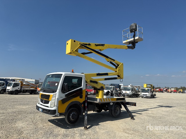 2011 Renault Maxity 110Dxi 2011 Socage DA320 20 m on Bucket Truck - Vrachtwagen hoogwerker: afbeelding 1 2011 Renault Maxity 110Dxi 2011 Socage DA320 20 m on Bucket Truck - Vrachtwagen hoogwerker: afbeelding 1
